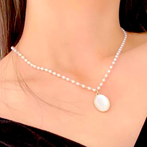 ❤️Seller’s Pick❤️ ❣️$25/3❣️ White Moonstone Pendant Faux Pearls Chain Necklace - Picture 6 of 11